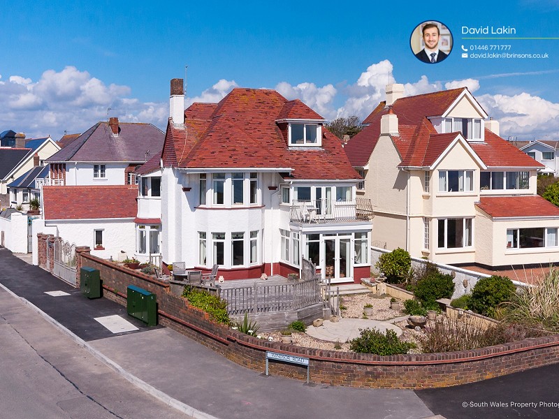 Seaside Location. Views across to Devon. Heart of Porthcawl.